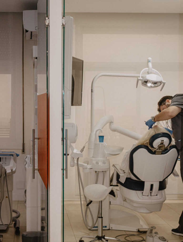 Clínica dental en Argüelles, dentista Jesús Mora