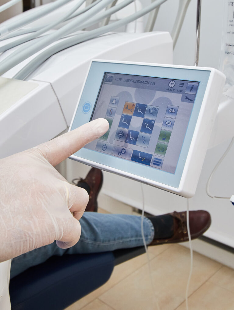 Clínica dental en Argüelles, dentista Jesús Mora